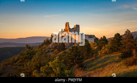 Il Castello di Cachtice. La Slovacchia. Residence di Elisabetta Bathory, il mondo più prolifico femmina serial killer. Foto Stock