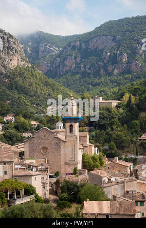 Piccolo villaggio Valldemossa situato nel pittoresco montagne Tramuntana, isola di Mallorca, Spagna Foto Stock