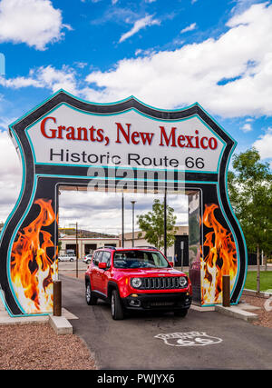 Route 66 Drive-Thru Neon segno rosso e Jeep Renegade in sovvenzioni, Nuovo Messico, Stati Uniti d'America. Foto Stock