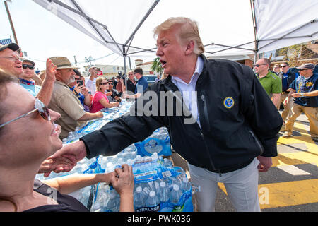 Lynn Haven, FL., Ottobre 15, 2018-presidente Donald Trump, First Lady Melania Trump, Florida Gov. Rick Scott, Segretario di Homeland Security Kirstjen Nielsen, e FEMA Amministratore lungo Brock ha visitato un FEMA Punto di distribuzione per soddisfare con i sopravvissuti dell'Uragano Michael che ha devastato l'area la scorsa settimana. FEMA/K.C. Wilsey Foto Stock