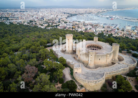 Veduta aerea del castello di Bellver - fortezza medievale a Palma di Maiorca, isole Baleari, Spagna Foto Stock