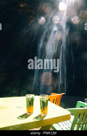 Magrebino marocchino tè alla menta, cascate d'Akchour cascata, Chefchaouen, Marocco, 2018 Foto Stock