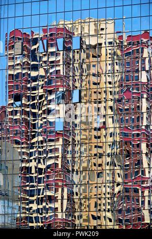 Vista frontale di grande e moderno edificio per uffici a Singapore con esterni in vetro e forti riflessioni come sfondo astratto con spazio per la copia Foto Stock