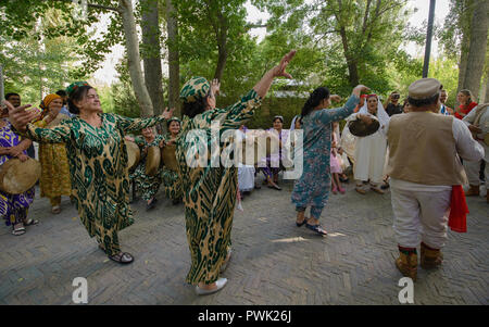 Pamiris balli presso il "Tetto del Mondo" festival di Khorog, Tagikistan Foto Stock