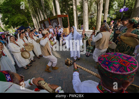 Pamiris balli presso il "Tetto del Mondo" festival di Khorog, Tagikistan Foto Stock