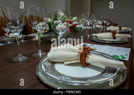 Tabella di nozze appuntamenti con splendidi fiori sfondo. Romantico, amore, San Valentino, Festa della mamma. Cena romantica. Foto Stock