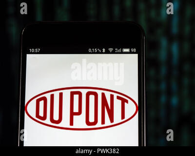 Kiev, Ucraina. Xvi Sep, 2018. Conglomerato di DuPont Company logo che si vede visualizzato sul telefono intelligente. E. I. du Pont de Nemours and Company è una conglomerata americana che è stata fondata nel luglio 1802 Credit: Igor Golovniov SOPA/images/ZUMA filo/Alamy Live News Foto Stock