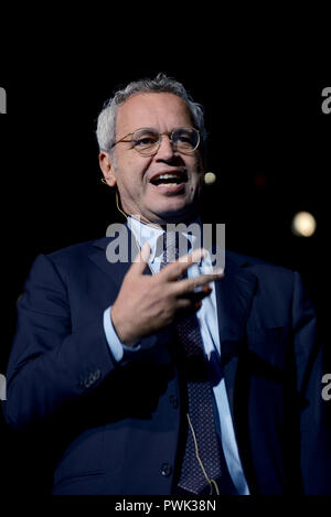 Roma, Italia. Xvi oct, 2018. Enrico Mentana modera il gruppo delle ance, Associazione Nazionale dei Costruttori, presso l Auditorium della conciliazione di Roma. Credit: Indipendente Agenzia fotografica/Alamy Live News Foto Stock