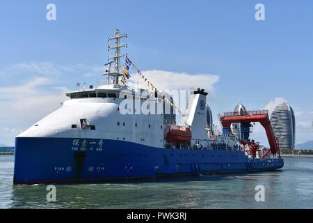 (181016) -- SANYA, 16 ottobre 2018 (Xinhua) -- la ricerca oceanica nave Tansuo-1 ritorna alla porta di casa di Sanya, Cina del sud della provincia di Hainan, 16 ottobre 2018. Un team di 59 ricercatori cinesi tornati martedì a Sanya dal Mariana trincea dopo il completamento di un 54-giorno, 7,292 miglia di acque profonde la missione di ricerca. (Xinhua/Liu Deng) (Ly) Foto Stock