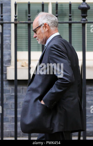 A Downing Street, Londra. Regno Unito 16 ott 2018 - conservatrice MPs e compagni arrivano a Downing Street per un armadio esteso incontro prima del vertice di Bruxelles il 17 Ott 2018. Credito: Dinendra Haria/Alamy Live News Foto Stock