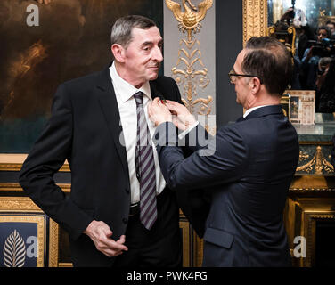 Parigi, Francia. Xvi oct, 2018. 16 ottobre 2018, Francia, Parigi: Heiko Maas (R, SPD), il ministro degli Affari Esteri, presenta la Croce federale di merito a Daniel Nivel presso il Palais Beauharnais. Il gendarme francese Nivel fu brutalmente aggredito dai teppisti tedesco durante la Coppa del Mondo di Calcio del 1998 in Francia. Credito: Xander Heinl/Xander Heinl/photothek.net/dpa - ATTENZIONE: solo uso editoriale in connessione con la versione più recente di copertura e solo se il credito sopra menzionato è a cui si fa riferimento nel pieno/dpa/Alamy Live News Foto Stock