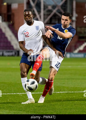 Tynecastle Park, Edinburgh, Regno Unito. Xvi oct, 2018. La UEFA U21 Campionati Europei di calcio, qualifica, Scozia contro Inghilterra; Morgan Lewis di Scozia e Aaron Wan-Bissaka di Inghilterra gareggerà per il possesso della palla Credito: Azione Sport Plus/Alamy Live News Foto Stock