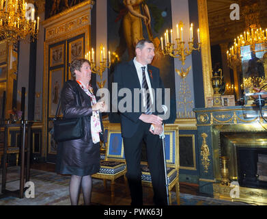 Parigi, Francia. Xvi oct, 2018. 16 ottobre 2018, Francia, Parigi: Daniel Nivel sorge accanto alla moglie Lorette nel Palais Beauharnais dopo aver ricevuto la croce federale di merito dalle mani di federale Ministro degli Esteri Maas. Il gendarme francese Nivel fu brutalmente aggredito dai teppisti tedesco durante la Coppa del Mondo di Calcio del 1998 in Francia. Credito: Christian Böhmer/dpa/Alamy Live News Foto Stock