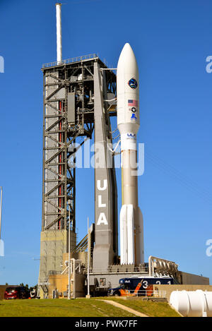 Cape Canaveral Air Force Station, Florida., 16 ottobre 2018 un regno lancio Alleanza Atlas V rocket portante il AEHF-4 missione per gli Stati Uniti Air Force siti sulla rampa di lancio di Cape Canaveral's Space Launch Complex-41. Il lancio è previsto per il 12:15 a.m. EST su 17 Ottobre 2018 con un 80 percento di condizioni favorevoli durante le due ore di finestra di lancio. Credito foto Julian Porro / Alamy Live News Foto Stock