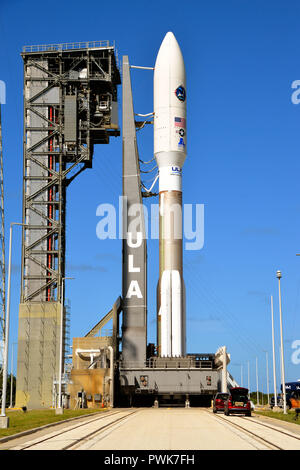 Cape Canaveral Air Force Station, Florida., 16 ottobre 2018 un regno lancio Alleanza Atlas V rocket portante il AEHF-4 missione per gli Stati Uniti Air Force siti sulla rampa di lancio di Cape Canaveral's Space Launch Complex-41. Il lancio è previsto per il 12:15 a.m. EST su 17 Ottobre 2018 con un 80 percento di condizioni favorevoli durante le due ore di finestra di lancio. Credito foto Julian Porro / Alamy Live News Foto Stock