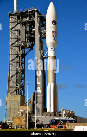 Cape Canaveral Air Force Station, Florida., 16 ottobre 2018 un regno lancio Alleanza Atlas V rocket portante il AEHF-4 missione per gli Stati Uniti Air Force siti sulla rampa di lancio di Cape Canaveral's Space Launch Complex-41. Il lancio è previsto per il 12:15 a.m. EST su 17 Ottobre 2018 con un 80 percento di condizioni favorevoli durante le due ore di finestra di lancio. Credito foto Julian Porro / Alamy Live News Foto Stock