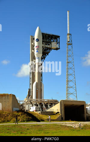 Cape Canaveral Air Force Station, Florida., 16 ottobre 2018 un regno lancio Alleanza Atlas V rocket portante il AEHF-4 missione per gli Stati Uniti Air Force siti sulla rampa di lancio di Cape Canaveral's Space Launch Complex-41. Il lancio è previsto per il 12:15 a.m. EST su 17 Ottobre 2018 con un 80 percento di condizioni favorevoli durante le due ore di finestra di lancio. Credito foto Julian Porro / Alamy Live News Foto Stock