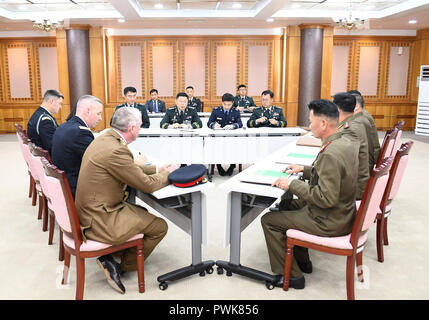 Paju, Gyeonggi, Corea del Sud. Xvi oct, 2018. La Corea del Nord delegati militari discutono a Freedom House in JSA, Pau, Corea del Sud. Le due Coree e le Nazioni Unite il comando (UNC) avvierà consultazioni trilaterali martedì sul disarmo Zona di sicurezza JSA in pesantemente fortificata zona di confine, Seul il ministero della difesa ha annunciato. Credito: Ministero della Difesa/Piscina/ZUMA filo/ZUMAPRESS.com/Alamy Live News Foto Stock