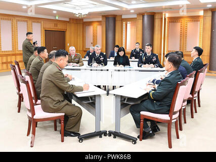 Paju, Gyeonggi, Corea del Sud. Xvi oct, 2018. La Corea del Nord delegati militari discutono a Freedom House in JSA, Pau, Corea del Sud. Le due Coree e le Nazioni Unite il comando (UNC) avvierà consultazioni trilaterali martedì sul disarmo Zona di sicurezza JSA in pesantemente fortificata zona di confine, Seul il ministero della difesa ha annunciato. Credito: Ministero della Difesa/Piscina/ZUMA filo/ZUMAPRESS.com/Alamy Live News Foto Stock