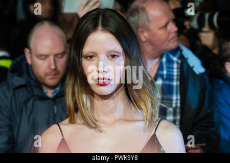 Londra, Regno Unito. Il 16 ottobre 2018. Mia Goth assiste la UK film premiere di 'Suspiria' a Cineworld, Leicester Square, durante la sessantaduesima London Film Festival Headline Gala. Credito: Wiktor Szymanowicz/Alamy Live News Foto Stock