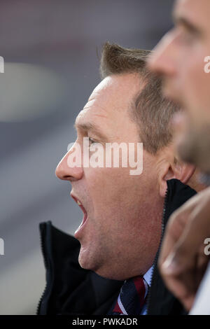 Tynecastle Park, Edinburgh, Regno Unito. Xvi oct, 2018. La UEFA U21 Campionati Europei di calcio, qualifica, Scozia contro Inghilterra ; Inghilterra sotto 21 coach Aidy Boothroyd canta l inno nazionale di credito: Azione Sport Plus/Alamy Live News Foto Stock