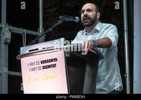 Marcel Mauri, presidente di Òmnium visto parlare durante la protesta. Migliaia di persone protestano esigente per le libertà di Jordi Cuixart e Jordi Sànchez, 'los Jordis' dopo 1 anno in prigione, sotto il motto un anno di vergogna, un anno di dignità, essi non si fermerà a noi. Foto Stock