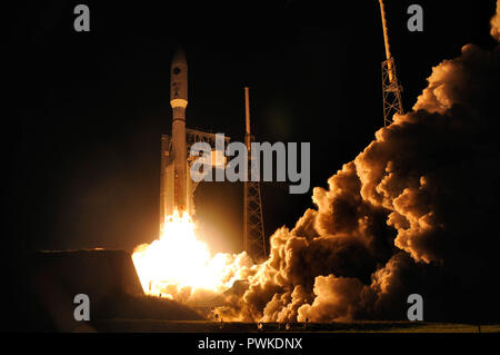 Cape Canaveral Air Force Station, Florida., 17 ottobre 2018 ha segnato stamane uniti alleanza di lancio il cinquantesimo successo Air Force di lancio, portante la Lockheed Martin AEHF-4 carico utile in orbita. Il lancio è avvenuto a 12:15 am da LC-41 alla Cape Canaveral Air Force Station. Il nostro warfighters dipendono dal partner di lancio come ULA per consentire loro di comando e di controllo, insieme ad altre funzioni critiche, che garantisce la continuità della posizione dominante degli Stati Uniti nello spazio. Credito foto Julian Porro / Alamy Live News Foto Stock