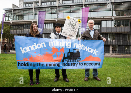 Londra, Regno Unito. 17 ottobre, 2018. Gli attivisti protestare con un difensore dei diritti umani al di fuori dell'assemblea generale degli azionisti del CV, il mondo la più grande società mineraria, come parte di una dimostrazione da parte della Fondazione Gaia, Londra rete di data mining e War on Want contro l'impatto della multinazionale di progetti di data mining su comunità in America Latina. Environmental difensori dei diritti umani provenienti dalla Colombia, il Brasile e il Cile sono state presenti alla manifestazione e assemblea generale annuale. Credito: Mark Kerrison/Alamy Live News Foto Stock