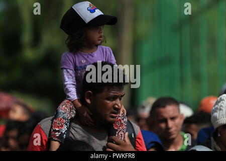 16 ottobre 2018, Guatemala, Chiquimula: honduregno stand migranti in fila per entrare in un luogo di riparo. Un gruppo di circa 1600 Hondurans aveva lasciato lo scorso Sabato 13.10.2018 Per gli STATI UNITI D'AMERICA. Il 16.10.2018 hanno attraversato il confine con il Guatemala. In cerca di una vita migliore, il popolo era fuggito dalla loro patria di Honduras, che è stato segnato dalla violenza e dalla povertà. Foto: Morena Perez Joachin/dpa Foto Stock