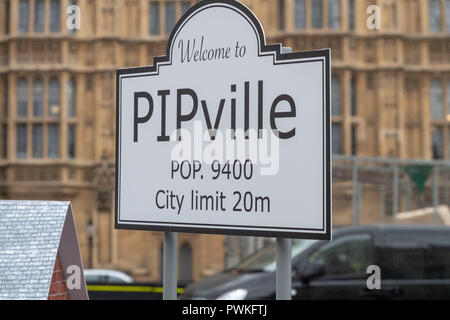 Londra 17 ottobre 2018. Una protesta al di fuori del Parlamento da parte di persone affette da sclerosi multipla (MS) contro una disabilità regola, indipendenza personale di pagamento, che è gente di strippaggio della loro indipendenza. La protesta è stata chiamata "intrappolato in credito PIPville Ian Davidson/Alamy Live News Foto Stock