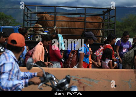 16 ottobre 2018, Guatemala, Chiquimula: honduregno stand migranti in fila per entrare in un luogo di riparo. Un gruppo di circa 1600 Hondurans aveva lasciato lo scorso Sabato 13.10.2018 Per gli STATI UNITI D'AMERICA. Il 16.10.2018 hanno attraversato il confine con il Guatemala. In cerca di una vita migliore, il popolo era fuggito dalla loro patria di Honduras, che è stato segnato dalla violenza e dalla povertà. Foto: Morena Perez Joachin/dpa Foto Stock