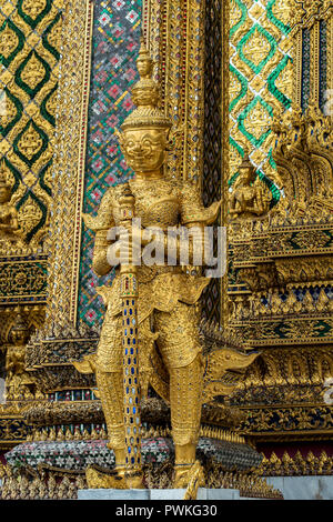 Custode statua, Wat Phra Kaew, Bangkok, Thailandia Foto Stock