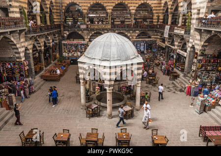 Diyarbakir, Turchia - considerata la capitale curda della Turchia, Diyarbakir è una città meravigliosa con fantastiche mura che circondano la città vecchia Foto Stock