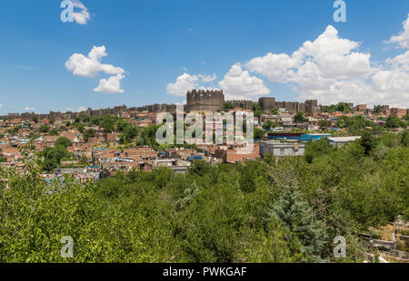 Diyarbakir, Turchia - considerata la capitale curda della Turchia, Diyarbakir è una città meravigliosa con fantastiche mura che circondano la città vecchia Foto Stock
