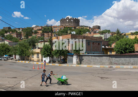 Diyarbakir, Turchia - considerata la capitale curda della Turchia, Diyarbakir è una città meravigliosa con fantastiche mura che circondano la città vecchia Foto Stock
