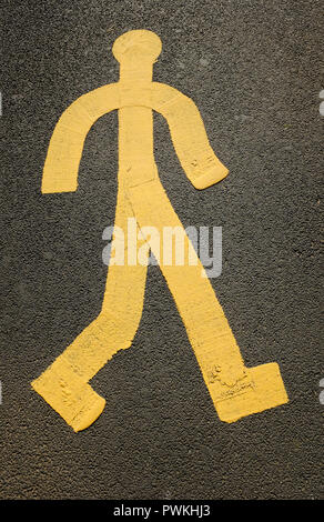Verniciato giallo figura di uomo sulla strada asfaltata della superficie Foto Stock
