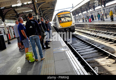 I passeggeri sulla piattaforma, Thorpe vicina, Norwich, Norfolk, Inghilterra Foto Stock
