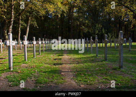 Righe di identici headstone croci in pietra sul cimitero Foto Stock