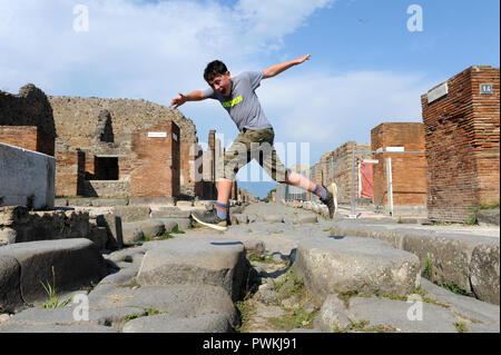Ragazzo adolescente avente un drink in Pompei, Italia Foto Stock