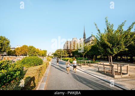 Parigi, Francia - 31 agosto 2018: vista sul baackyard della famosa cattedrale di Notre Dame con coppia in funzione al mattino Foto Stock