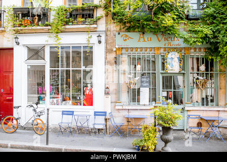 Parigi, Francia - 31 agosto 2018: belle decorate negozio di fronte sulla strada di Parigi Foto Stock