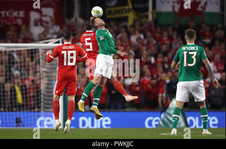 Repubblica di Irlanda Aiden O'Brien (centro) e il Galles James Chester (seconda a sinistra) battaglia per la sfera durante la UEFA Nazioni League, campionato B, gruppo 4 corrisponde all'Aviva Stadium di Dublino. Foto Stock