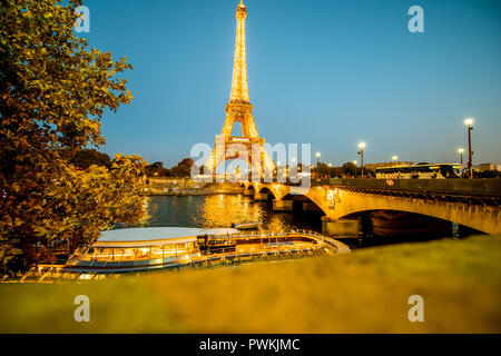 Parigi, Francia - 31 agosto 2018: vista notturna sulla torre Eiffel con luce prestazioni mostrano che è opera coperta da copyright di arte Foto Stock