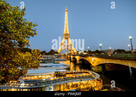 Parigi, Francia - 31 agosto 2018: Paesaggio notturno vista sulla Torre Eiffel con luce prestazioni mostrano che è opera coperta da copyright di arte Foto Stock