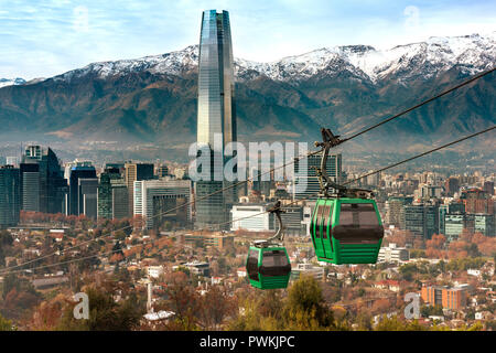 La funivia a San Cristobal Hill, che si affaccia su una panoramica vista di Santiago de Chile Foto Stock