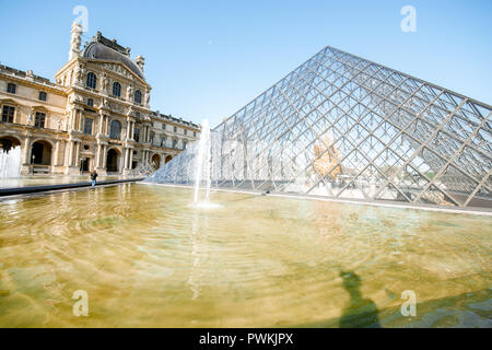 Parigi, Francia - 01 Settembre 2018: vista sul museo del Louvre con piramidi di vetro, il più grande del mondo di arte un museo e un monumento storico di Parigi Foto Stock