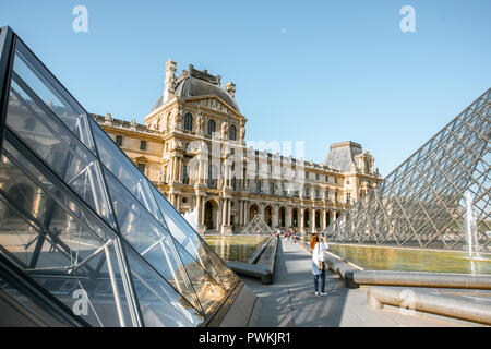 Parigi, Francia - 01 Settembre 2018: vista sul museo del Louvre con piramidi di vetro, il più grande del mondo di arte un museo e un monumento storico di Parigi Foto Stock