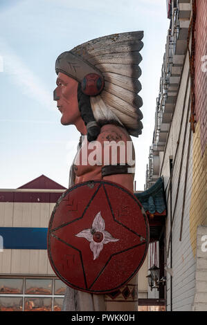 Statua di un nativo americano posto al di fuori di fronte ad un edificio Foto Stock