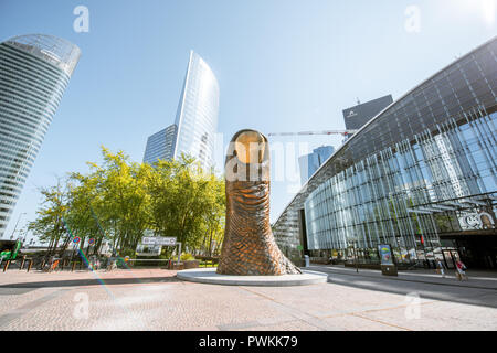 Parigi, Francia - 02 Settembre 2018: Monumento al dito dello scultore Igor Mitoraj vicino al centro dello shopping a La Defense Foto Stock