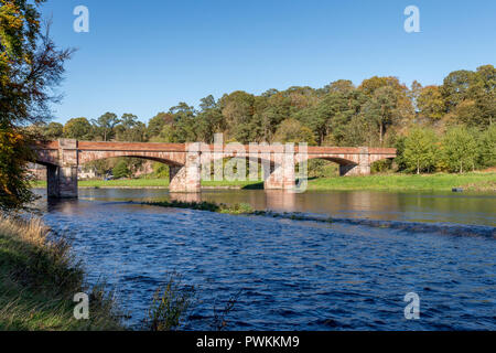 Mertoun ponte che attraversa il fiume Tweed vicino a St Boswells, Roxburghshire in Scottish Borders. Guardando a monte di San Cutberto il modo di sentiero. Foto Stock